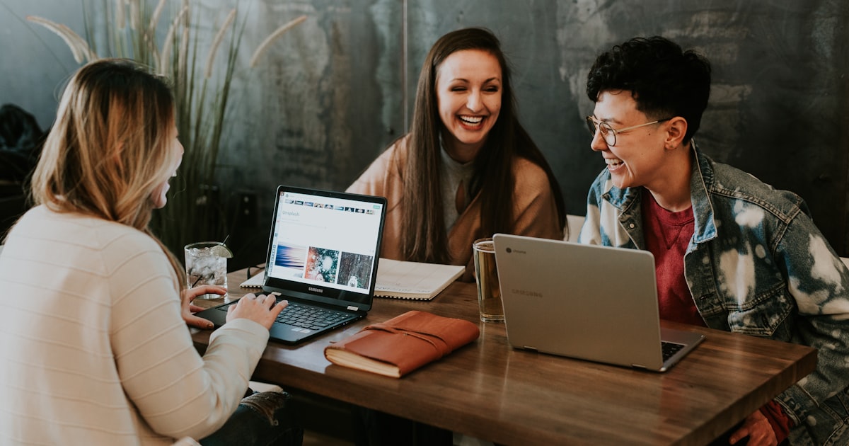 Solopreneur gerant son support client depuis son bureau